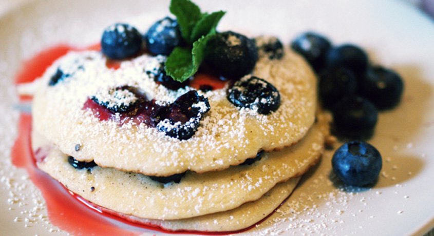 Leckere Blaubeer Pancakes zum Frühstück - Rezept | meoki.de