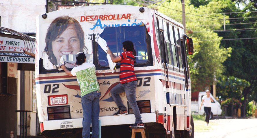 Werbefolien werden von einem alten Bus abgerissen