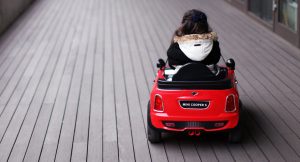 Beliebte Kinderfahrzeuge - von Elektroauto bis Bobby Car
