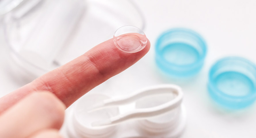 Kontaktlinsen einsetzen täglich oder monatlich