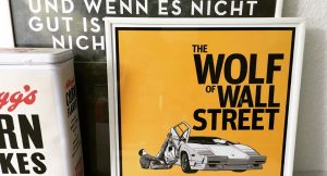 Stilvolles "Wolf of Wall Street" Poster mit legendärer Autoszene