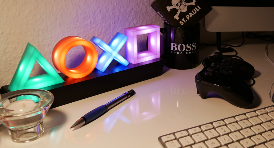 Playstation Icons Light als Tischleuchte auf dem Büro-Schreibtisch